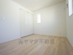 同仕様写真。暖かい日差しが差し込む洋室。たっぷり収納できるクローゼット付きでお部屋の中をすっきりと快適に保てます。