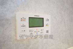 湯量・湯温の設定、そして保温までワンタッチのフルオートバス。便利な追い炊き機能付きです。