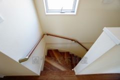 同仕様写真。お子様も高齢の方も安心して上り下りができる手摺がついた安心設計です。 階段には小窓を配置しました。日中でも暗くなりがちな階段下が明るくなり安全ですね。