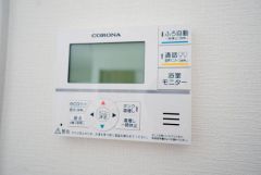 キッチン横からお湯張り、追い炊き、足し湯がボタン一つで楽々操作できる給湯機リモコンです。忙しい夕飯準備の時間帯に重宝しますね。