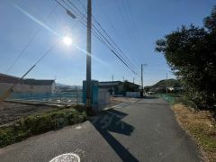 現地（2025年11月）撮影。住人以外の車の進入も少なく、小さなお子様を持つご家庭にも安心です。落ち着いた住宅地内で快適な生活を実現してみませんか。