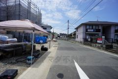 現地（2025年6月26日）撮影。前面道路は広く、車同士がすれ違うスペースが十分にあります。落ち着いた住宅地内で快適な生活を実現してみませんか＾＾