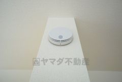 火災による煙や熱を感知して、警報音やブザー等で火災の発生を知らせてくれる火災警報器。