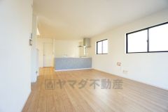 カウンターキッチンに加えて、リビング階段になっているので、お顔を合わす回数が増え、ぐっと家族の距離が縮まります。