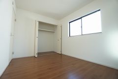 同仕様写真。暖かい日差しが差し込む洋室。たっぷり収納できるクローゼット付きでお部屋の中をすっきりと快適に保てます。