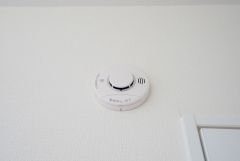 火災報知器が設置されていることで、火災の発生をいち早く感知し、就寝中や留守中でも素早く危険を知らせてくれるため、家族の安全を確保し被害を最小限に抑えられます。