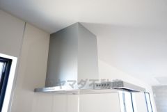 風量が弱・強と切替え可能なレンジフードが調理中の煙をしっかり吸い込みます。手元を照らすライト付きです。