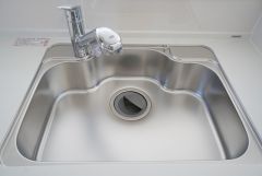 同仕様写真。広々とした凸型シンクに洗剤ポケットを標準装備。大きなお鍋など洗いやすいです。