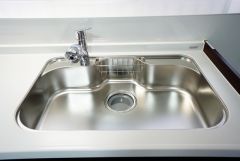 広々としたステンレスシンクには、洗剤やスポンジを収納出来るラック付き。広さも確保しているので、大きなお鍋も洗いやすいです。
