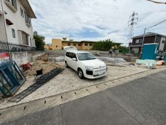 現地（2026年7月3日）撮影。3台まで並列駐車できるので、急な来客時やお子様が成人して車を所有するようになっても安心です。