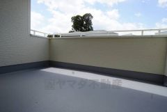 陽当たりの良いバルコニーです。お洗濯やお布団干しはもちろん、日光浴スペースにも。足元は防水工事施工済です。