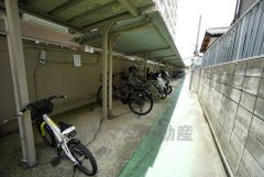 大切な自転車を守れるよう屋根付きの自転車置き場になっております。