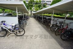 大切な自転車を守れるよう屋根付きの駐輪場になっています。
