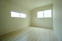 同仕様写真。2面採光を確保した明るい室内は、風通しも良く、大変居心地の良い空間となっております。日当たりがよく、子供部屋としての利用もおすすめ。