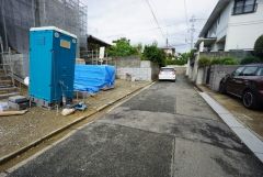 現地（2025年8月5日）撮影。住人以外の車の進入も少なく、小さなお子様を持つご家庭にも安心です。