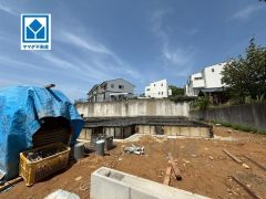 現地（2026年4月27日）撮影。ししぶ駅徒歩11分、天神行急行バス停徒歩8分とアクセス良好＾＾最新の設備で気持ちの良い新生活を送りませんか。