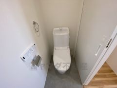 温水洗浄機付トイレです。節水機能もあるので、安心して使えますね。もちろん、1階2階の2ヶ所にトイレがあるので、忙しい朝にもゆとりができますね。