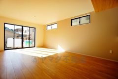 大きな窓のあるリビングは、陽光あふれる明るい空間です。居心地良く、ご家族皆がゆったり寛げる憩いの空間となりそうです。