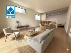 家具はイメージです。リビングは広々とした設計で、家族が集い、寛ぐ暮らしの空間を演出しています。思い思いの時間を過ごしたり、家族みんなで食事をしたり、素敵な団らんの場になりますね。