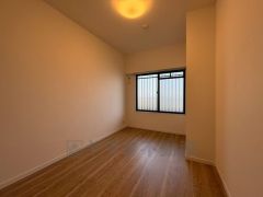 木目調のシンプルデザインで落ち着きと安らぎの空間に仕上げています。各部屋に収納が完備されているので、お荷物が増えても安心の設計です。