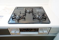 複数の調理を一度に行うことができる3口コンロ。効率よくお料理が出来ます。毎日のお料理も楽しくなりますね＾＾