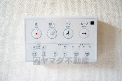 温水、暖房、ウォシュレット付の高機能トイレです。