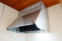 同仕様写真。お手入れが簡単なスリム型レンジフードです。調理により発生する油煙や臭いを吸い込み、屋外へ排気してくれます。