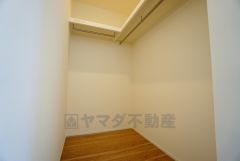 収納力豊富なウォークインクローゼット。洋服や小物などを1箇所にまとめて美しい収納を実現します。