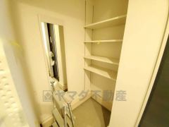 ベビーカーや泥のついたおもちゃをしまうのに便利なスペースです。玄関周りをスッキリさせることが出来ます＾＾