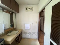 母屋。三面鏡つき洗面台。収納も一体型になっているので、ドライヤーやヘアアイロンの置き場に困りません。