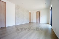 リビングは広々とした設計で、家族が集い、寛ぐ暮らしの空間を演出しています。思い思いの時間を過ごしたり、家族みんなで食事をしたり、素敵な団らんの場になりますね。