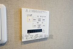 浴室暖房乾燥機付き。天候に左右されず、いつでも好きなときに洗濯物を干せるので、仕事や家事で忙しい方に重宝します。