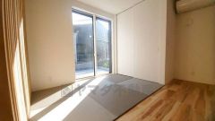 リビングの一角にはタタミコーナーと収納スペースを確保しています＾＾