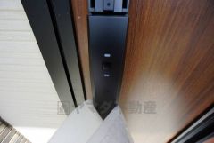 お子様を抱っこしながら簡単に開けられるのが便利なスマートキー。