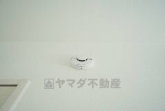 火災発生をいち早く知らせてくれる火災報知器は標準装備です。