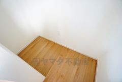 まとめ買いしてもこの収納量なら心配要らずのパントリー。調理家電や食品のストックをすっきりまとめられ、キッチン周りを広々使えます。