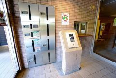 モニター付きオートロック完備＾＾宅配ボックス付き。お仕事中や外出中などの不在時にも荷物が受け取れるのはとっても便利ですね＾＾セキュリティ面でも安心です＾＾