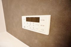 湯量・湯温の設定、そして保温までワンタッチのフルオートバス。便利な追い炊き機能付きです。