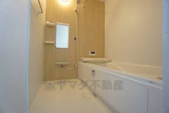 1日の疲れを癒すくつろぎのバスルーム。足を伸ばしてもゆったりと入れるサイズです。お子様と一緒にお風呂に入っても狭くないですね^^