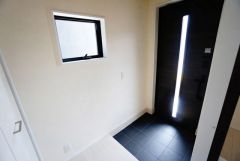 採光も考えられた明るい玄関です。大容量のシューズボックスは家族全員の増えがちな靴や物をすっきり収納できます。