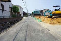 現地（2025年7月3日）撮影。住人以外の車の進入も少なく、小さなお子様を持つご家庭にも安心です。落ち着いた住宅地内で快適な生活を実現してみませんか。