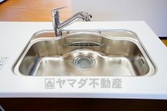 広々としたステンレスシンクには、洗剤やスポンジを収納出来るラック付き。広さも確保しているので、大きなお鍋も洗いやすいです。