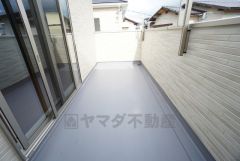 同仕様写真。陽当たりの良いバルコニーです。お洗濯やお布団干しはもちろん、日光浴スペースにも。足元は防水工事施工済です。