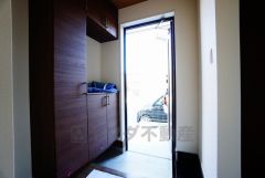 たっぷり収納できるシューズボックスです。家族全員の靴がきれいに整頓できます。棚の上にお花や写真を飾っても良いですね。