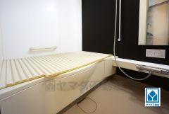 家具家電撤去後のイメージです。1日の疲れを癒すくつろぎのバスルーム。バスルームの洗い場の床材は水はけの良い素材を採用。カビが生えにくい設計になっております。