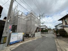 現地（2026年3月4日）撮影。駐車スペースも2台確保、来客時にも便利。落ち着いた住宅地内で快適な生活を実現してみませんか。