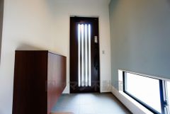 同仕様写真。たっぷり収納できるシューズボックスです。家族全員の靴がきれいに整頓できます。棚の上にお花や写真を飾っても良いですね。