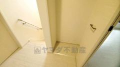 2階の廊下にも収納を確保。各居室に入りきれなかった荷物や、2階で使用する日用品のストック置き場に便利です。