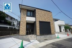 JR香椎駅徒歩12分、都心へのアクセス良好。スーパーやコンビニなども近く周辺環境充実。快適でゆとりのある生活空間で新生活を始めましょう^^