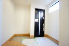 白を基調とした明るい玄関です。大容量のシューズボックスは家族全員の増えがちな靴や物をすっきり収納できます。
